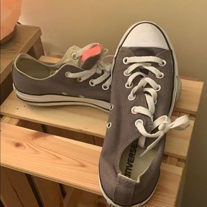 Women’s size 8 converse